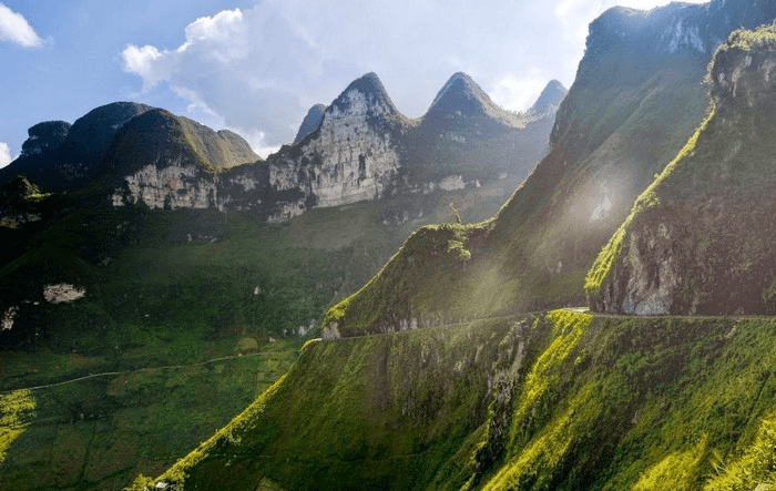 Cung đường đèo hiểm trở uốn lượn quanh vách đá núi rừng Cao Bằng