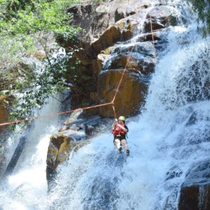 Di chuyển đến ngọn thác tham gia hoạt động Cayoning vượt thác