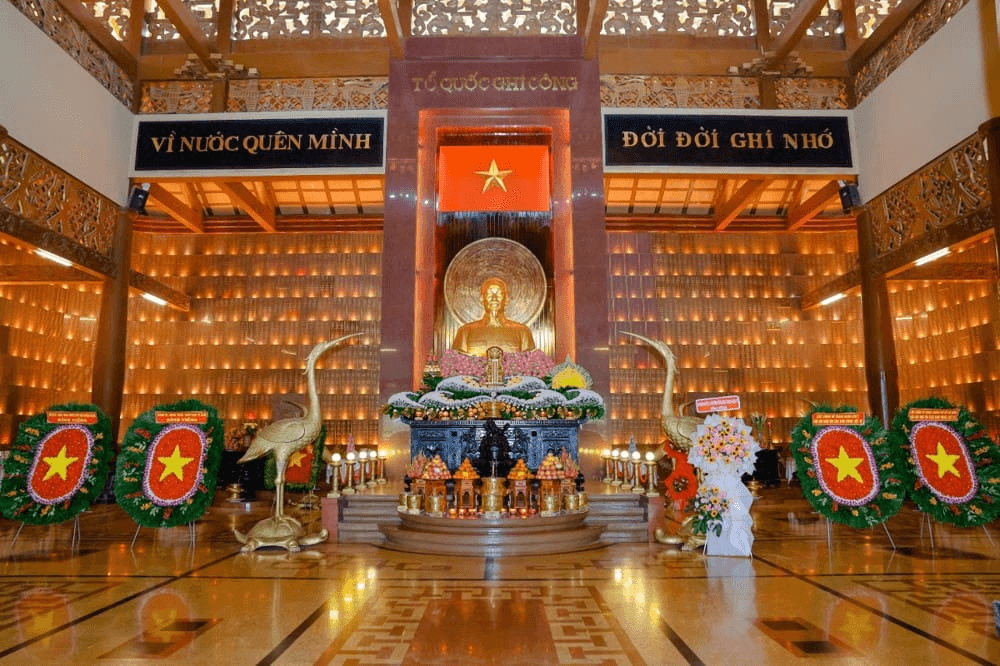 Lễ dâng hương tưởng niệm các Anh hùng Liệt sĩ tại Đền Bến Dược