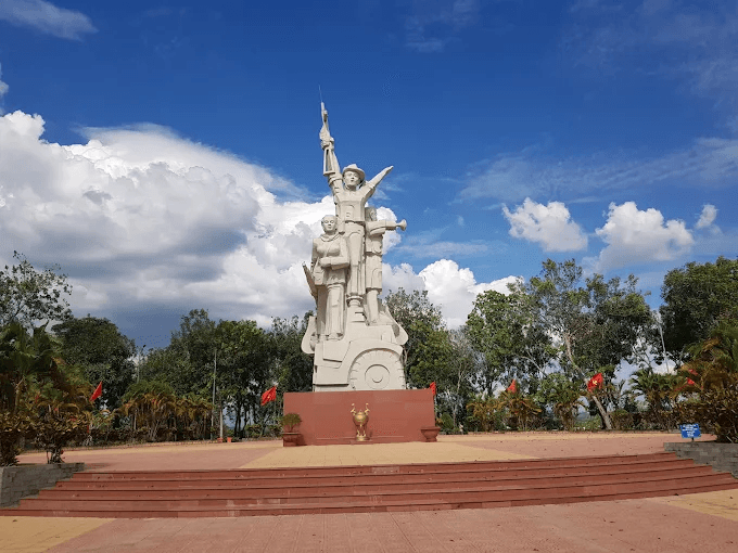 Tham quan Tượng đài Chiến thắng La Ngà