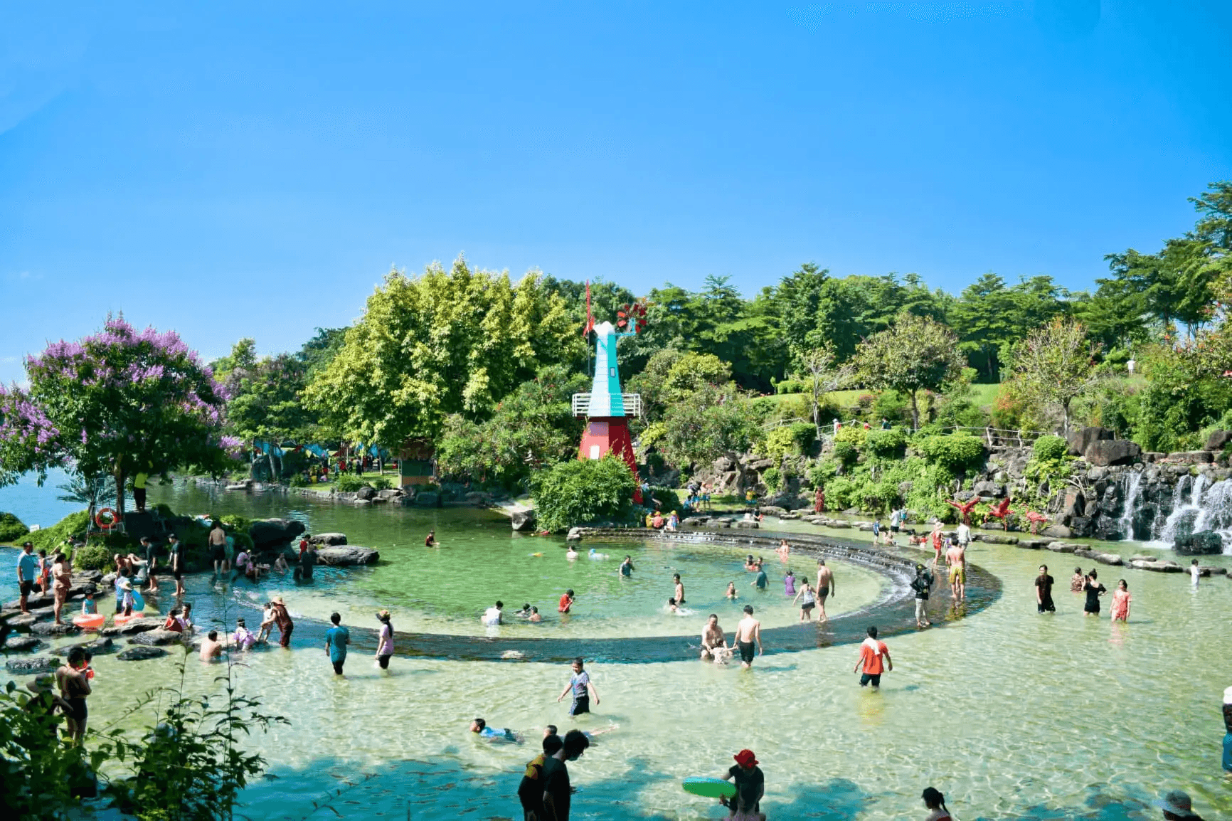 Đoàn đến Khu Du lịch sinh thái Suối Mơ