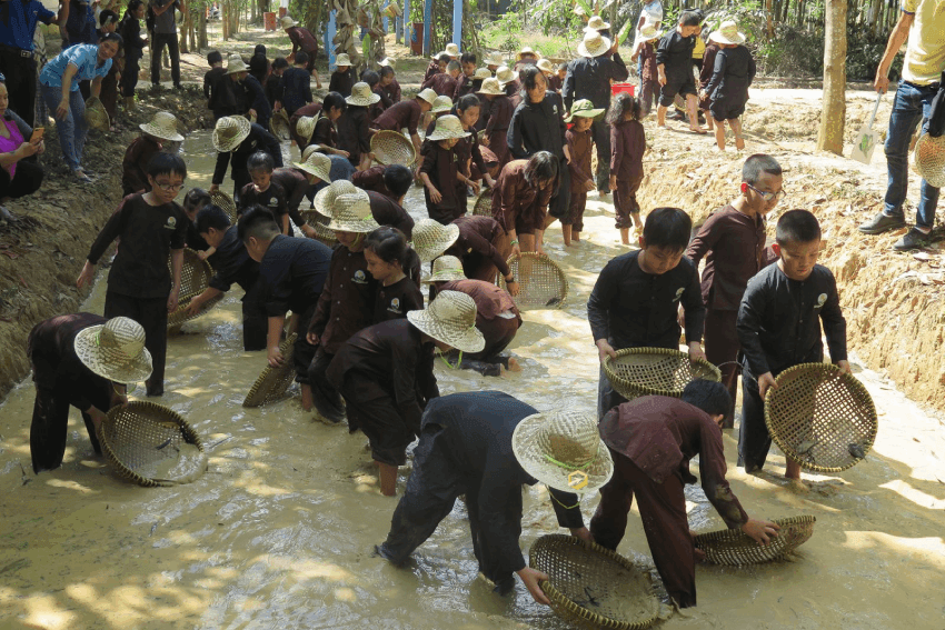 Hội thi “Bé mương bắt cá”