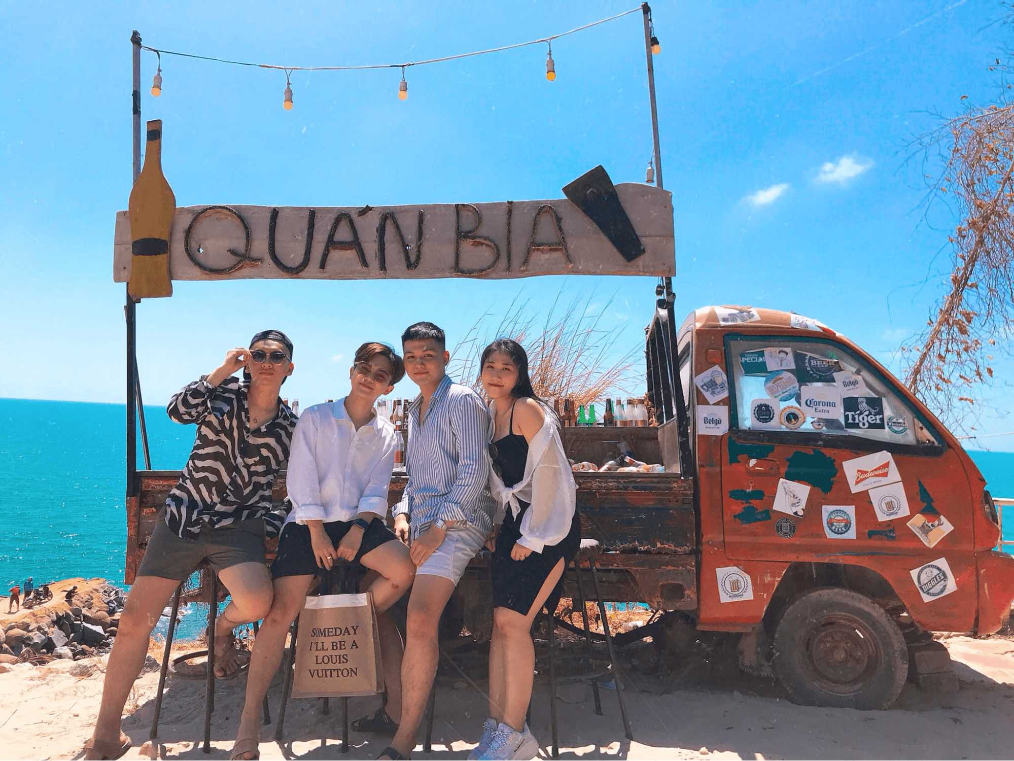 Đoàn dừng chân chụp ảnh tại Quán Bia