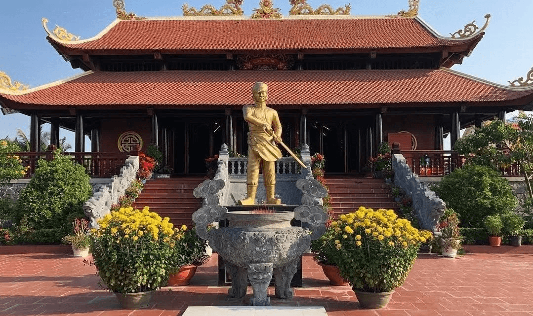 Đoàn làm lễ dâng hương và viếng đền – Nguyễn Trung Trực