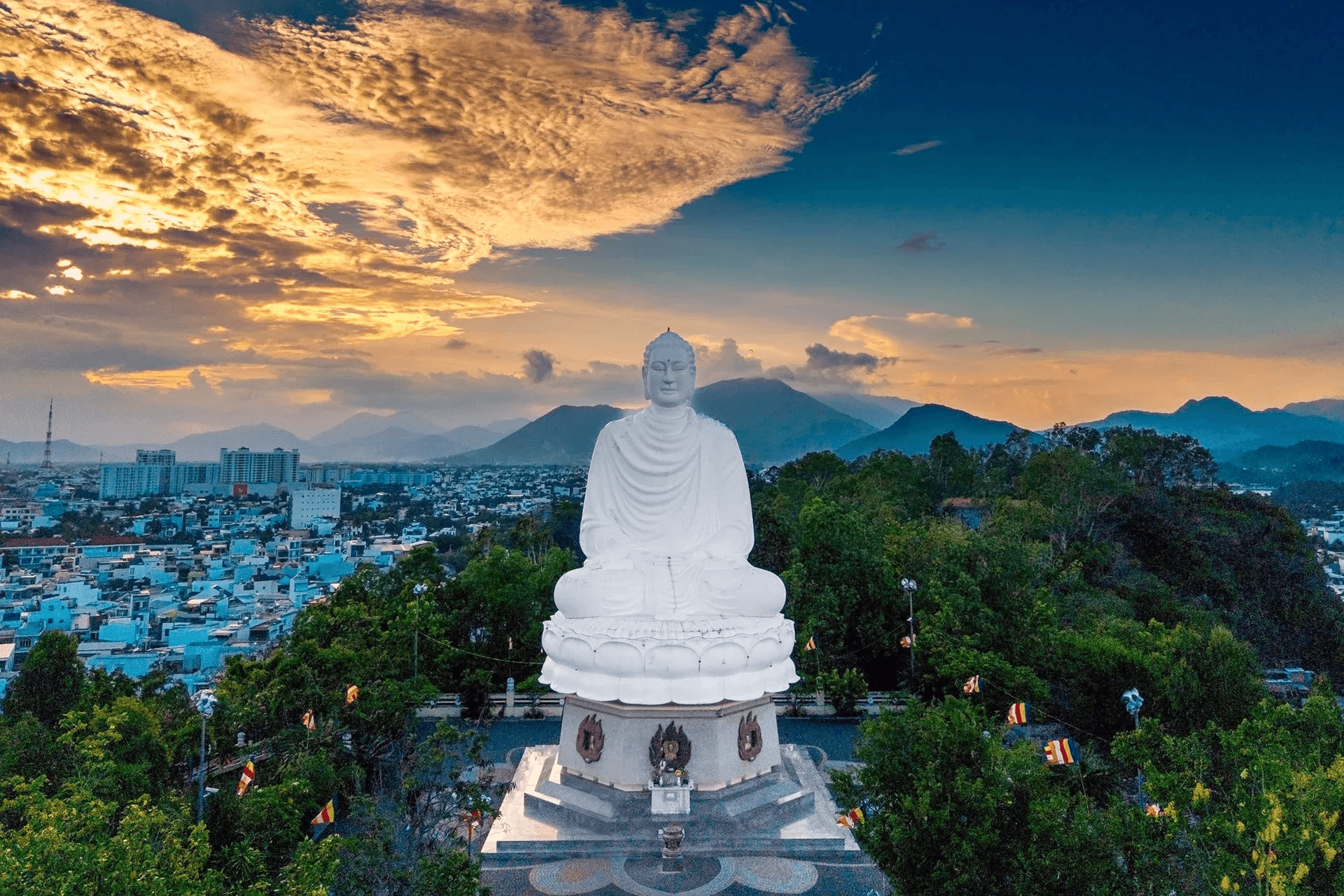 Quý khách tham quan Chùa Long Sơn