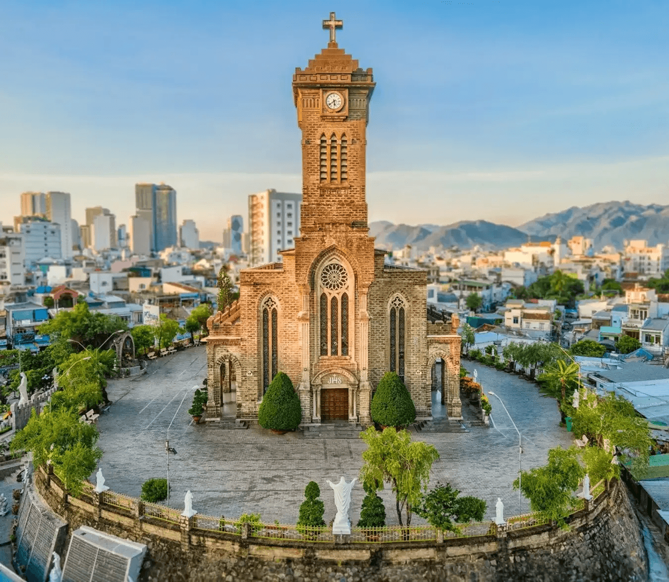 Di chuyển tham quan Nhà Thờ Đá
