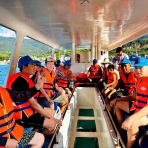 Lên tàu đáy kính bắt đầu hành trình khám phá Vịnh Vĩnh Hy