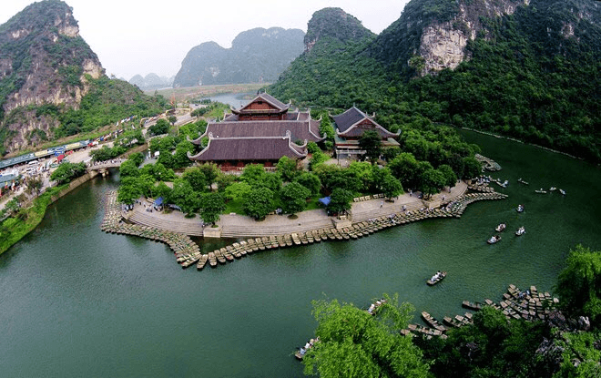 Bến thuyền Tràng An Ninh Bình nhìn từ trên cao giữa non nước kỳ vĩ