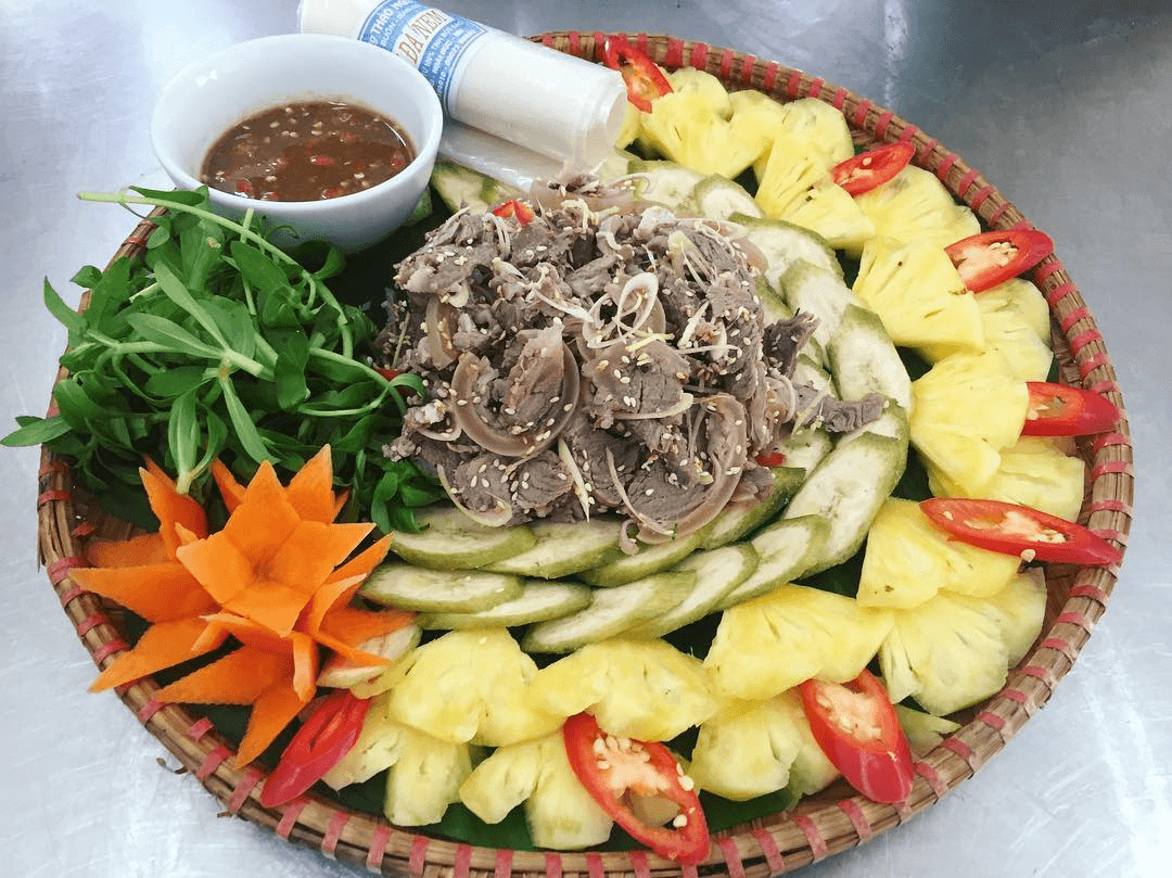 Mẹt thịt dê tái chanh cuốn bánh tráng đặc sản nức tiếng Ninh Bình