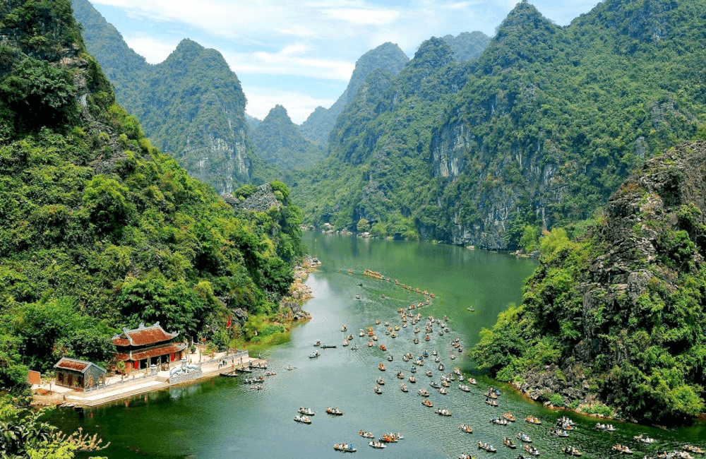 Đoàn thuyền nan xuôi dòng sông Sào Khê khám phá danh thắng Tràng An