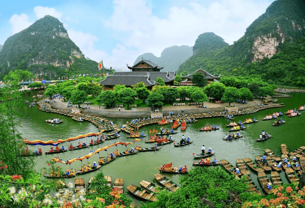 Lễ hội Tràng An rực rỡ đoàn thuyền rồng diễu hành trên sông