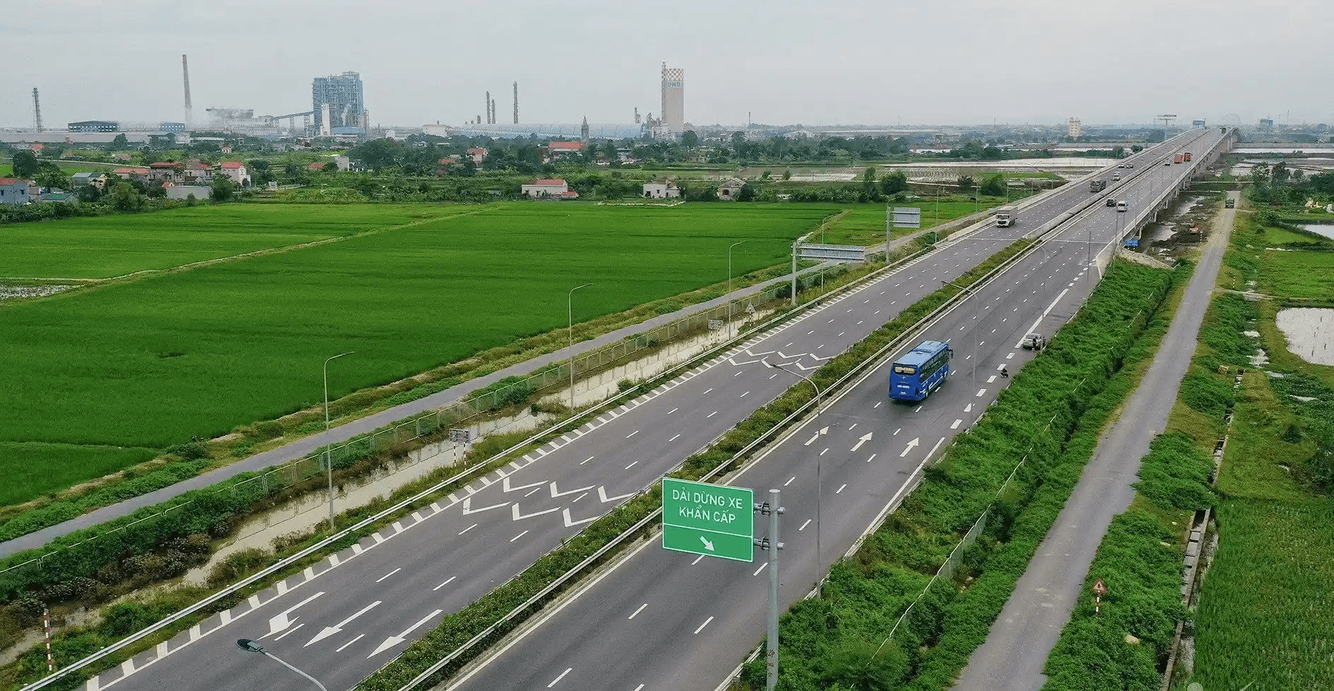 Tuyến đường cao tốc hiện đại dẫn về trung tâm du lịch Ninh Bình
