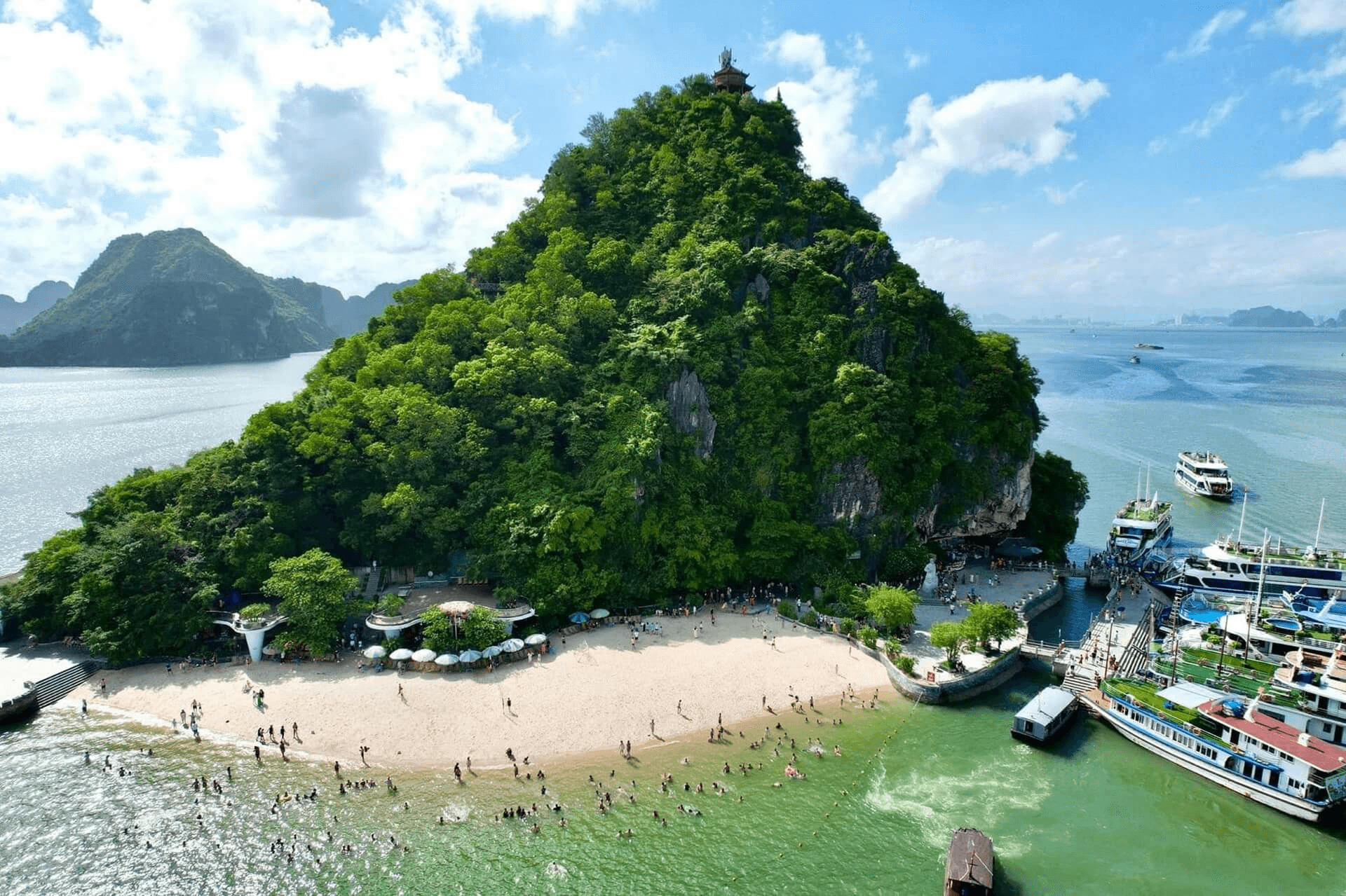 Bãi tắm đảo Ti Tốp tấp nập du khách tắm biển tại vịnh Hạ Long
