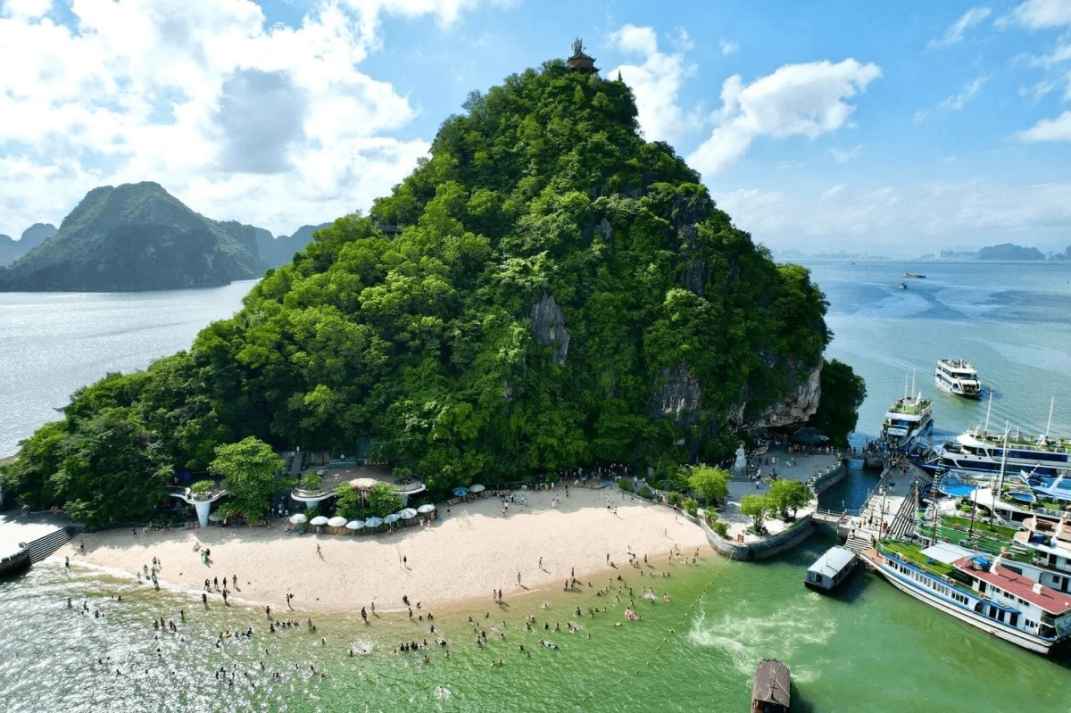 Bãi tắm vầng trăng khuyết ôm lấy chân đảo Ti Tốp với làn nước trong xanh thấu đáy.