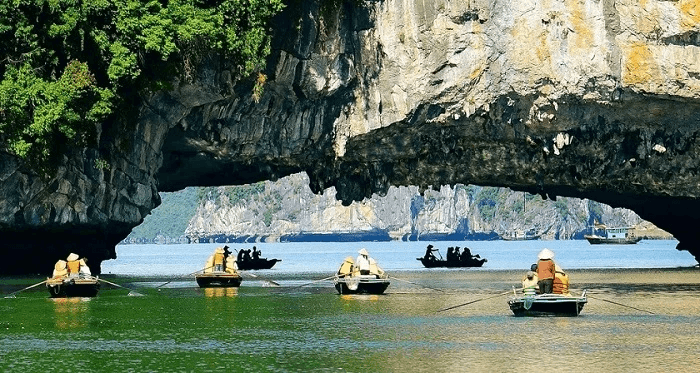 Thuyền nan chở du khách luồn qua vòm hang Ba Hang vịnh Hạ Long