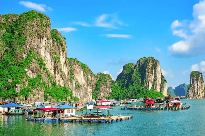 Làng chài Cửa Vạn bình yên dưới chân vách núi đá vôi vịnh Hạ Long