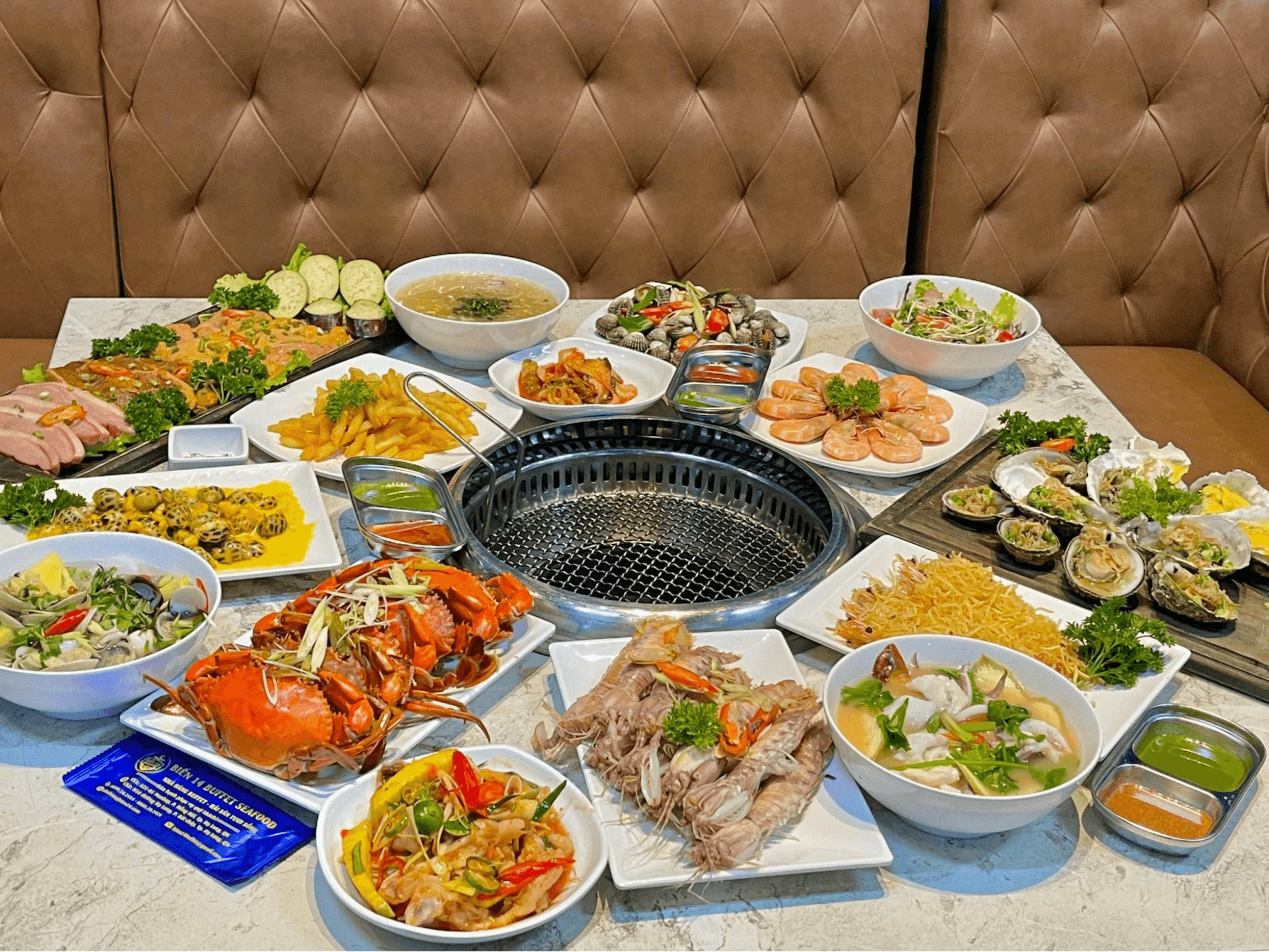Bàn tiệc buffet hải sản tươi sống phong phú hấp dẫn tại Hạ Long