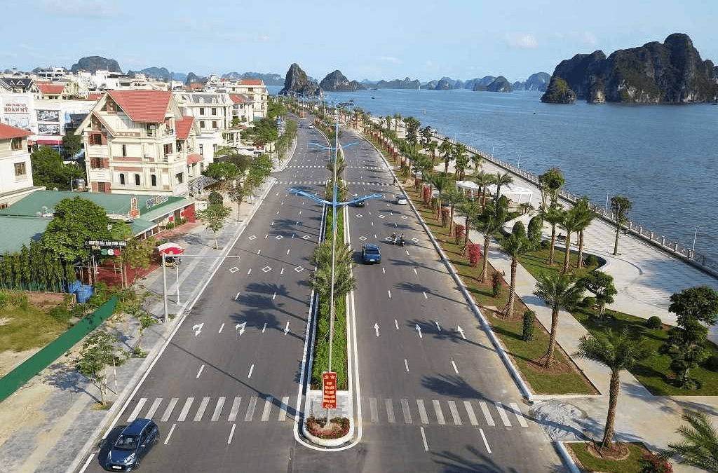 Đường bao biển Hạ Long hiện đại rợp bóng cọ hướng ra bờ vịnh