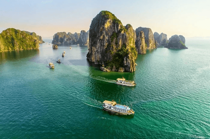 Du thuyền lướt sóng qua ngọn núi đá vôi kỳ vĩ trên vịnh Hạ Long