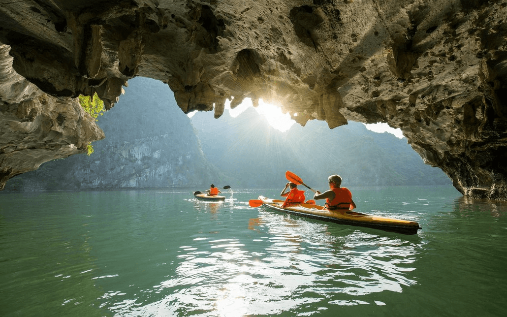 Du khách chèo thuyền kayak xuyên qua hang Luồn vịnh Hạ Long