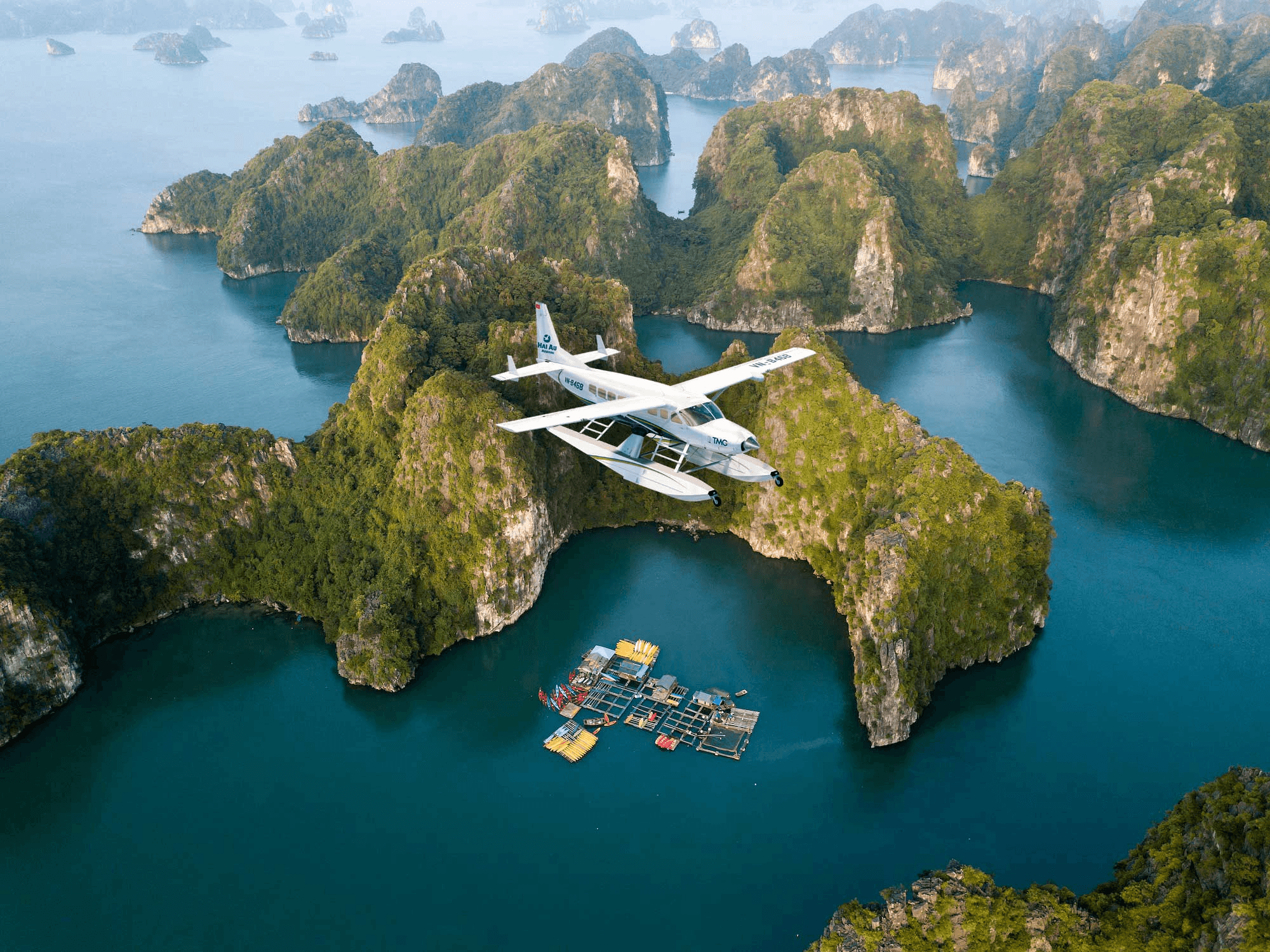 Thủy phi cơ ngắm cảnh bay qua các đảo đá xanh ngắt vịnh Hạ Long