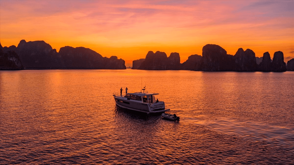 Du thuyền ngắm hoàng hôn rực sắc cam đỏ trên vùng vịnh Hạ Long