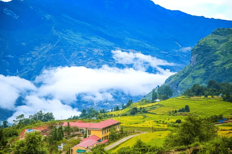 Trường học vùng cao Y Tý nép mình bên thung lũng ruộng bậc thang vàng rực
