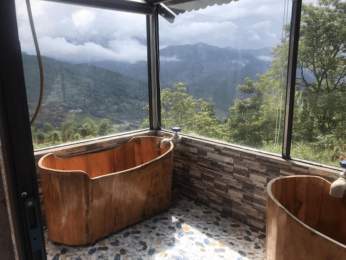 Thùng tắm gỗ ngắm mây núi tại homestay Y Tý Lào Cai