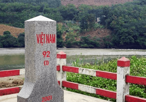 Cột mốc biên giới 92 ngã ba sông Lũng Pô nơi con sông Hồng chảy vào đất Việt