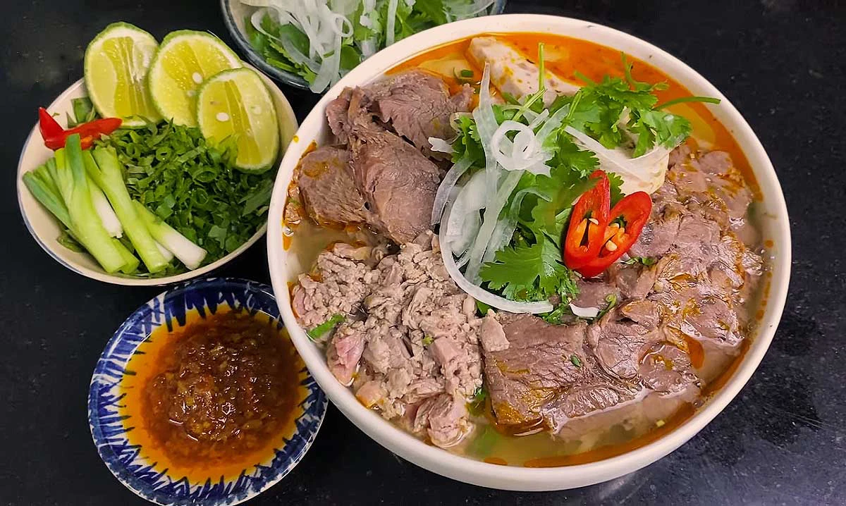 Tô bún bò Huế đầy ắp thịt bắp bò chả cua ớt sa tế cay nồng