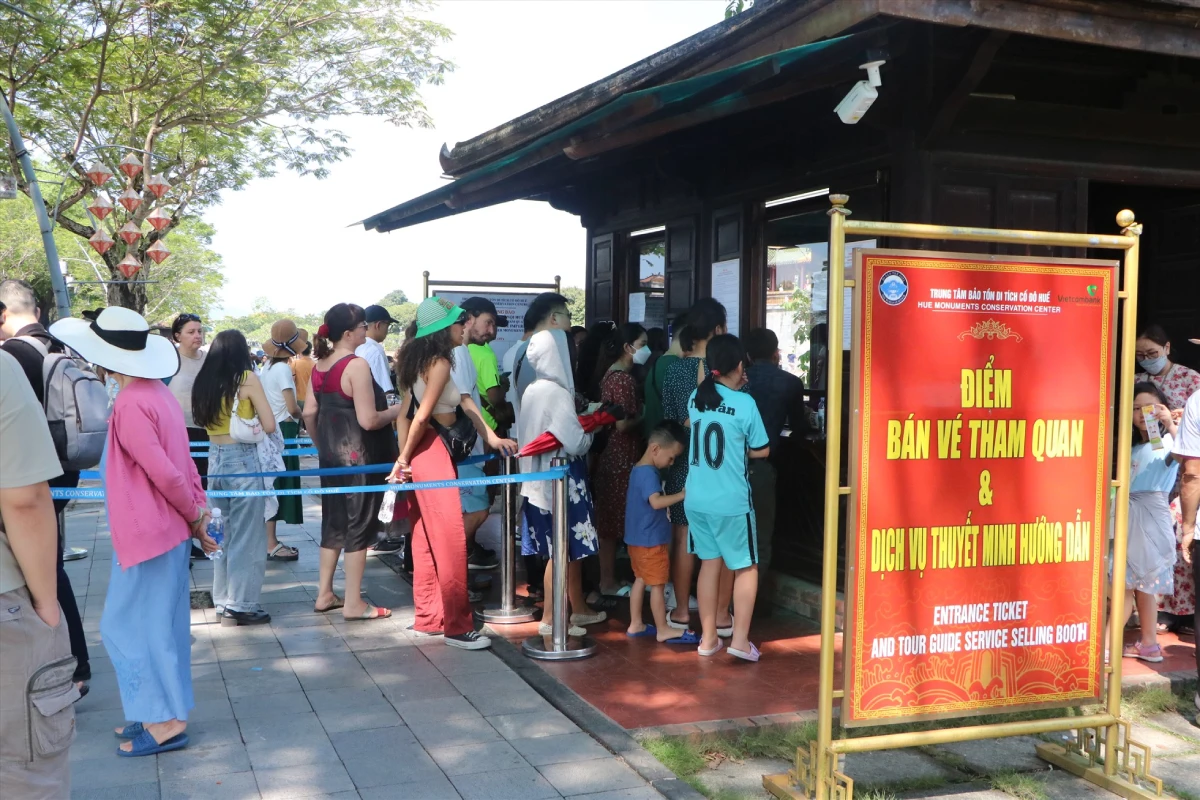 Du khách xếp hàng mua vé tại quầy bán vé tham quan Đại Nội Huế