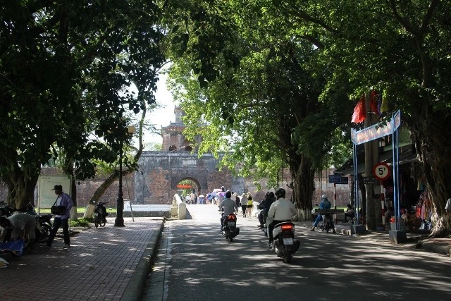 Đường rợp bóng cây cổ thụ dẫn vào cửa Thể Nhơn cửa Ngăn Kinh thành Huế