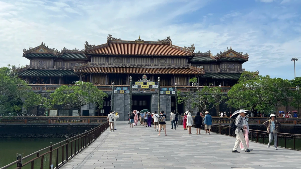 Du khách qua cầu Trung Đạo tiến vào điện Thái Hòa trong Đại Nội Huế
