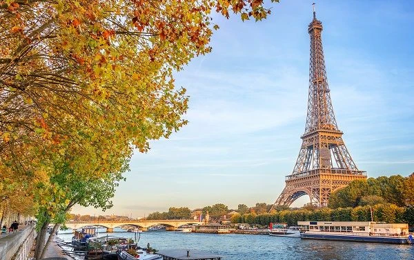Tháp Eiffel Paris sừng sững bên dòng sông Seine mùa thu lãng mạn