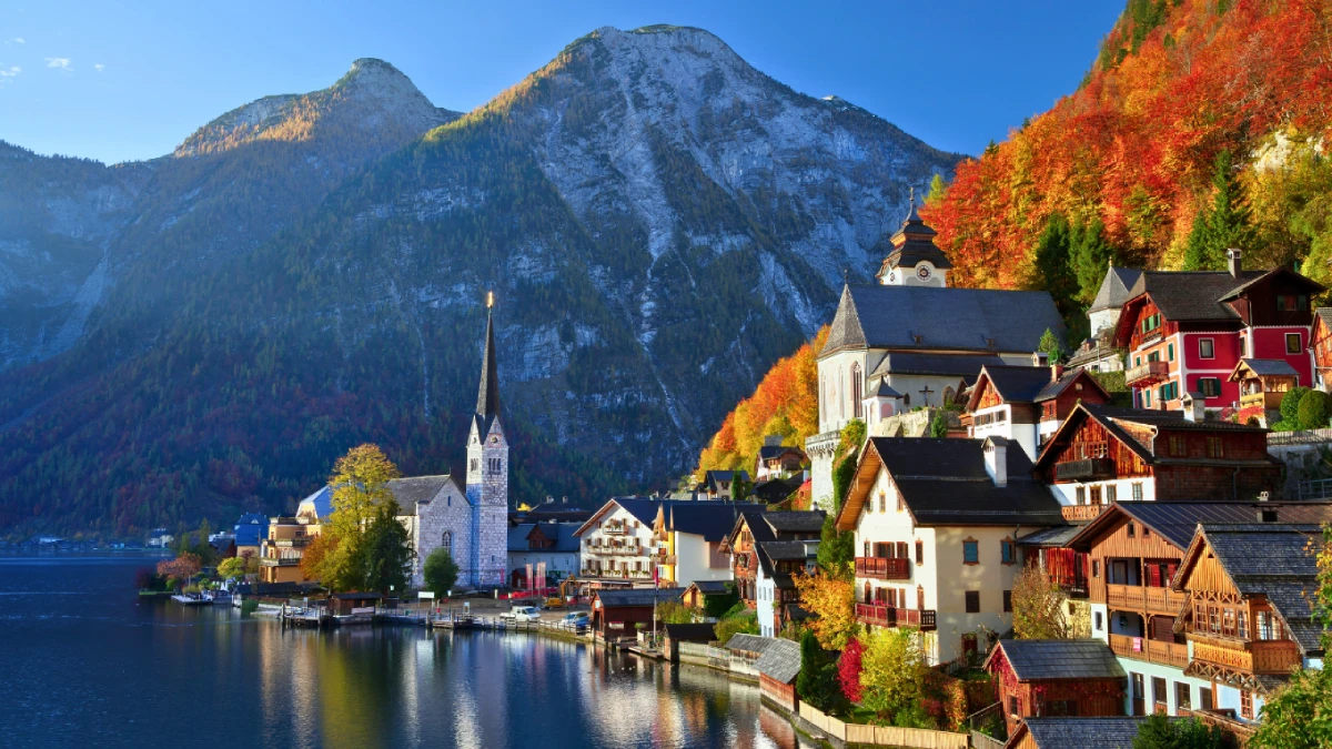 Làng cổ Hallstatt nước Áo thơ mộng soi bóng hồ thiên nga mùa thu