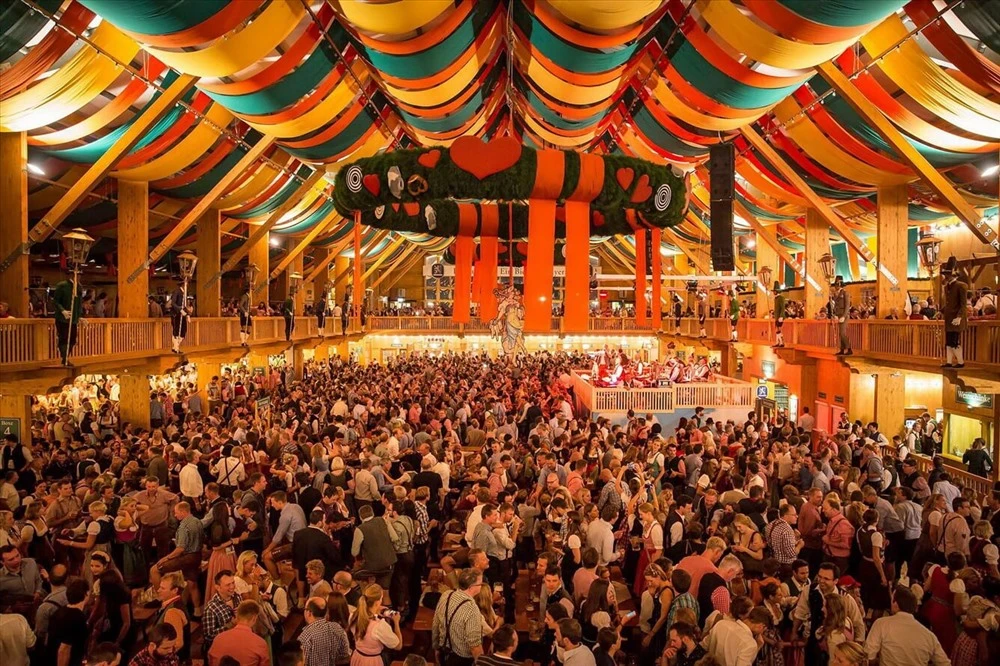 Không khí lễ hội bia Oktoberfest rộn ràng náo nhiệt tại Munich nước Đức