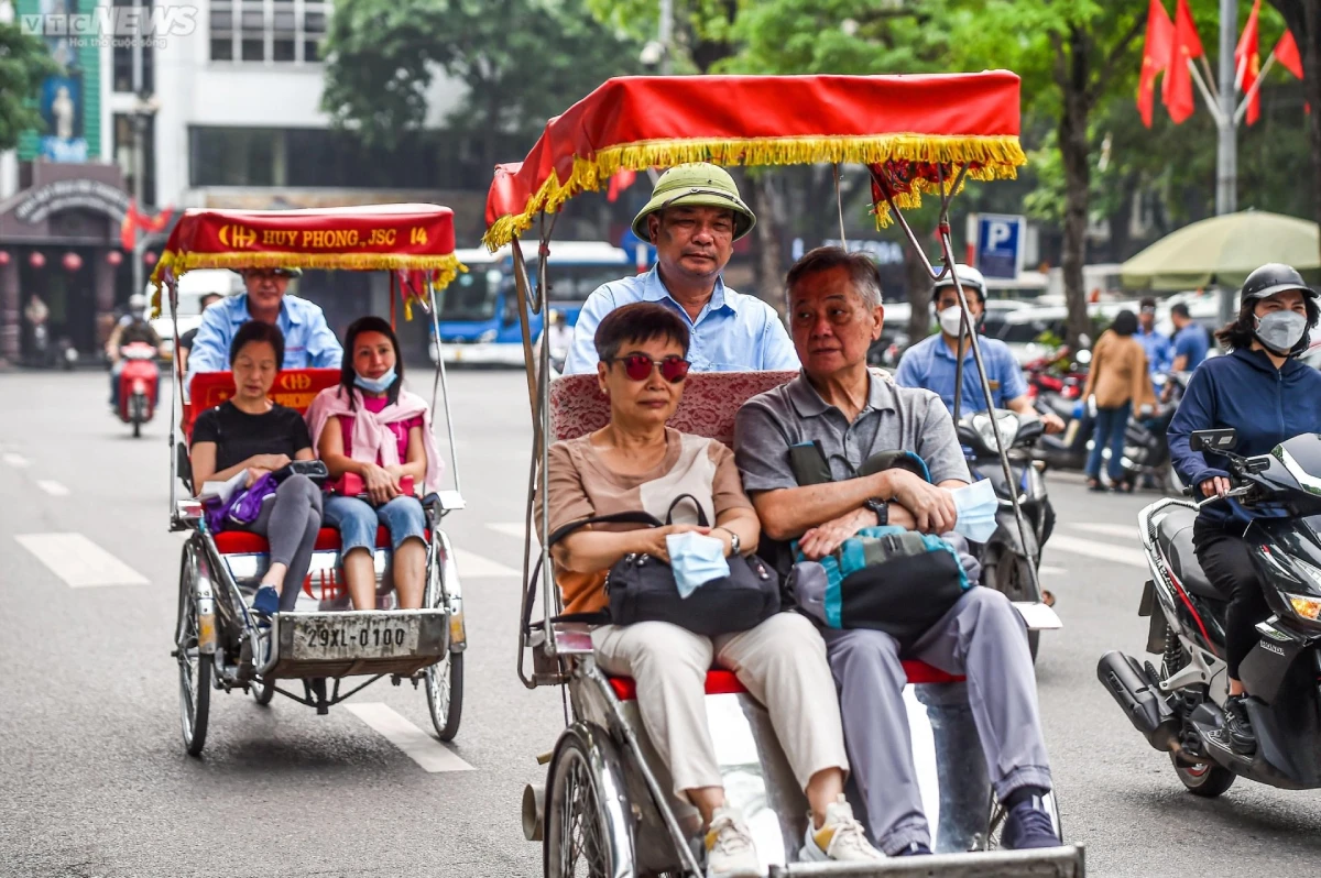 Du khách lớn tuổi trải nghiệm ngồi xích lô dạo phố cổ Hà Nội