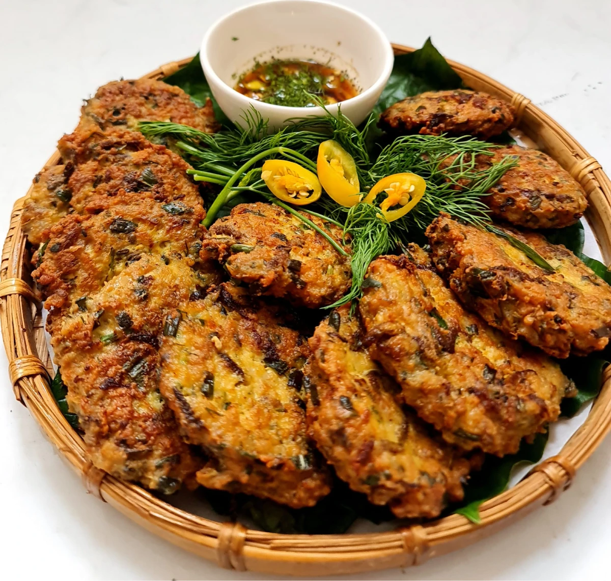 Mẹt chả rươi chiên vàng ruộm thơm lừng thì là đặc sản thu Hà Nội