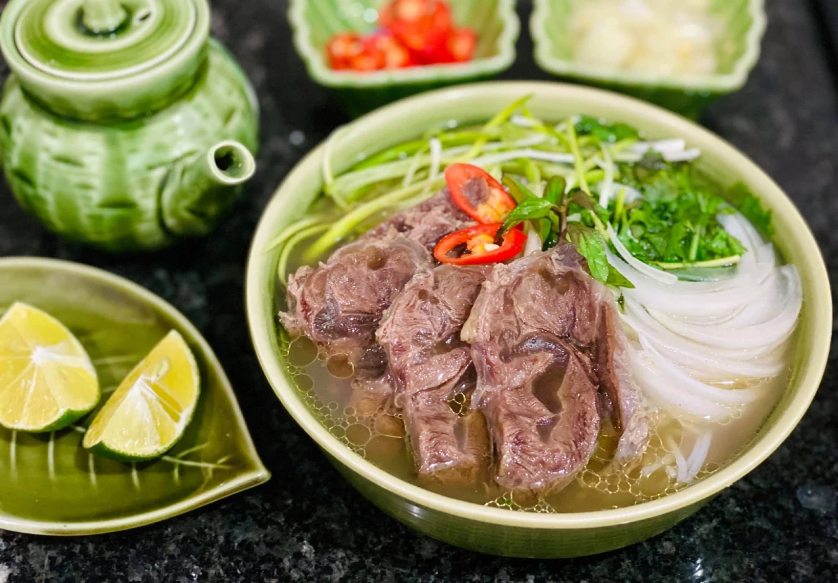Bát phở bò tái bắp nóng hổi đậm đà hương vị truyền thống Hà Nội