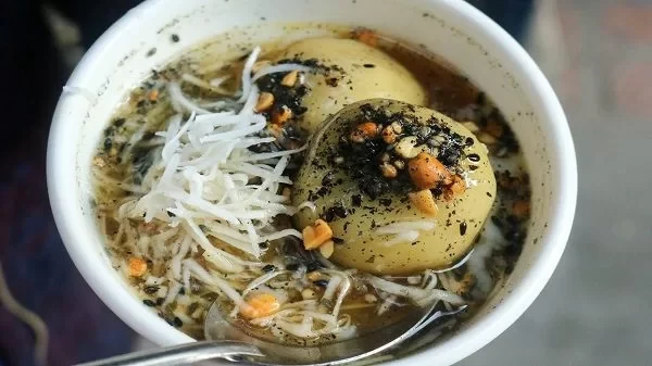 Bát bánh trôi tàu nóng hổi rắc dừa nạo vừng đen ấm áp mùa thu đông