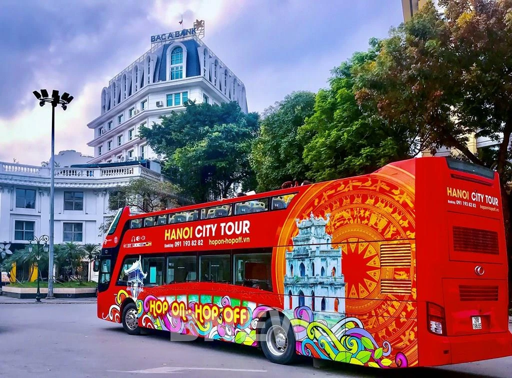 Xe buýt hai tầng đỏ Hanoi City Tour chở khách ngắm cảnh thủ đô
