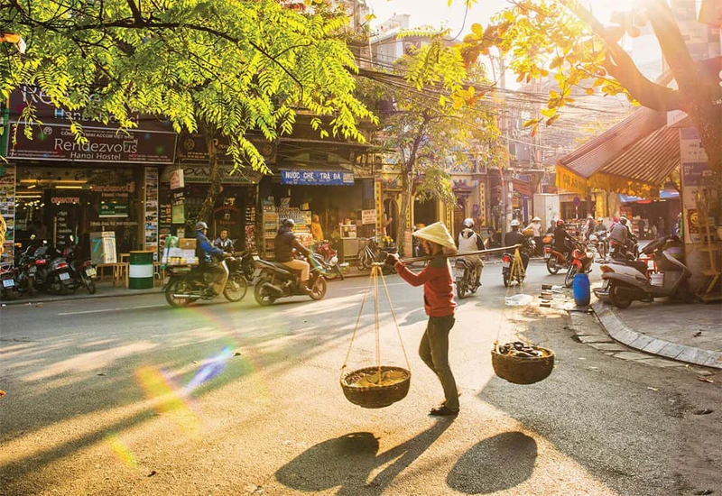 Gánh hàng rong chở mùa thu Hà Nội qua ngã tư phố cổ rực nắng vàng