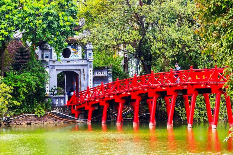 Cầu Thê Húc sơn son cong cong dẫn vào đền Ngọc Sơn hồ Hoàn Kiếm