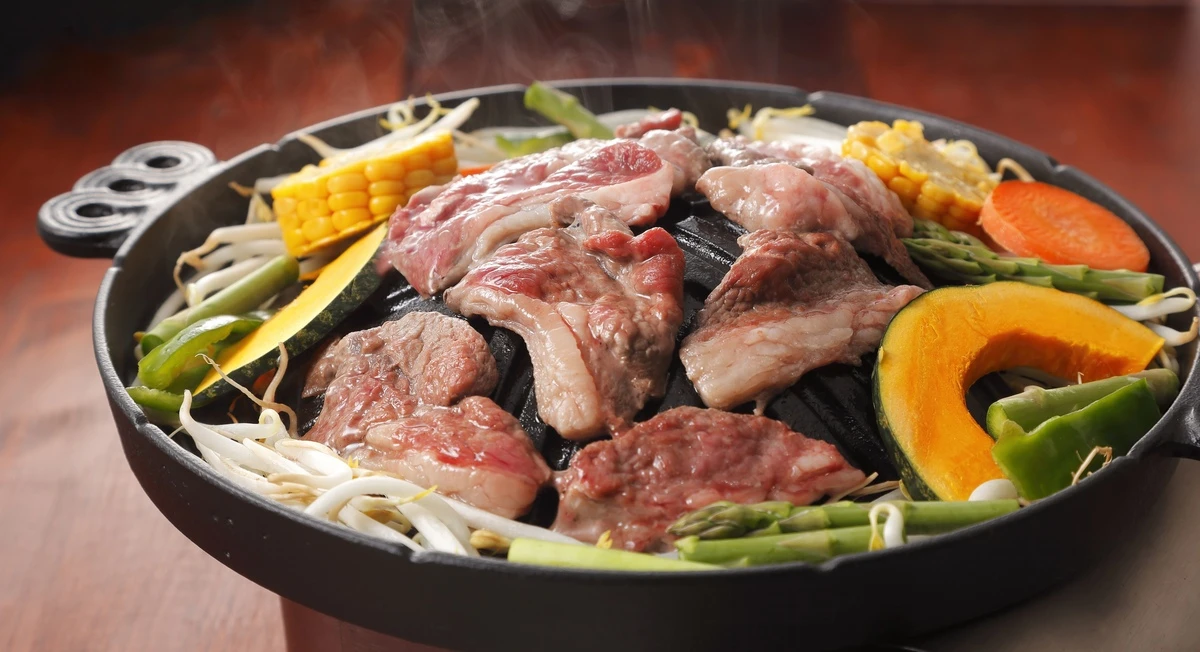 Thịt cừu nướng Jingisukan xèo xèo cùng rau củ trên chảo gang Hokkaido