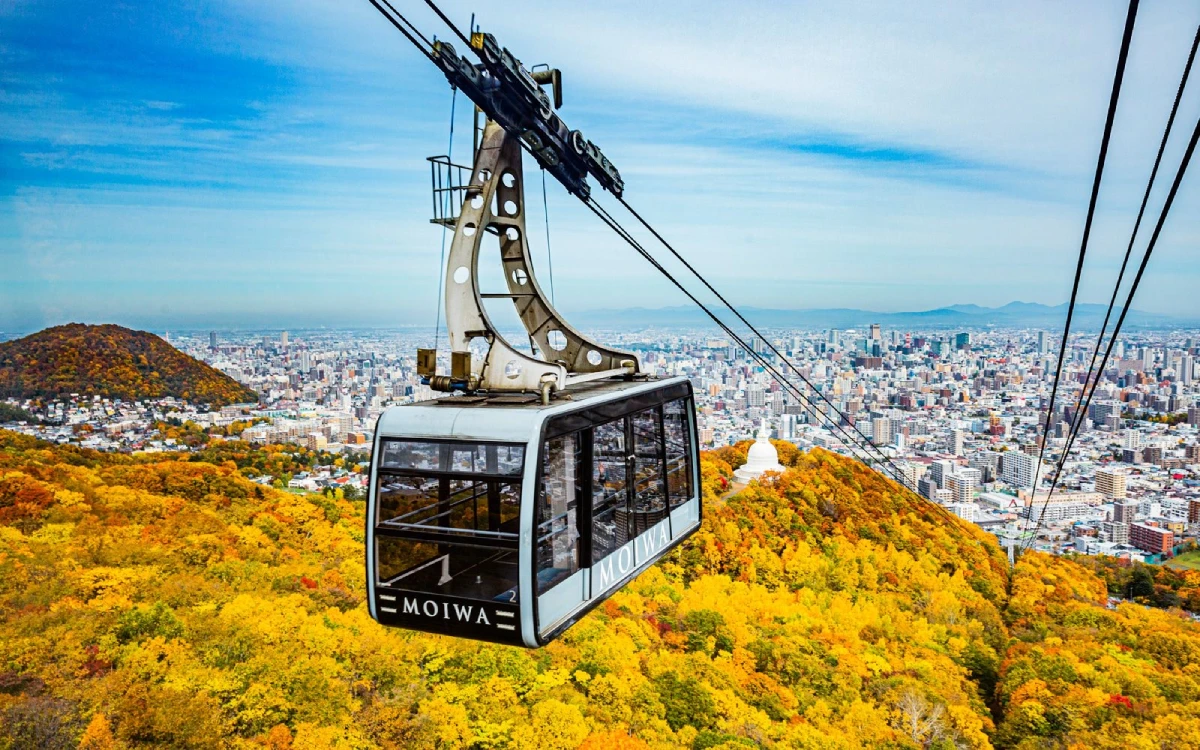 Cáp treo núi Moiwa ngắm toàn cảnh thành phố Sapporo giữa rừng lá vàng