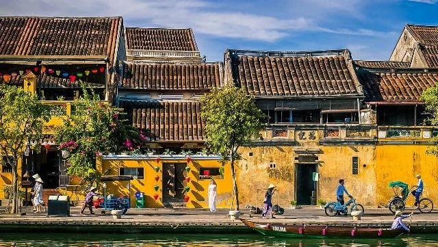 Toàn cảnh phố cổ Hội An mái ngói rêu phong bên dòng sông Hoài