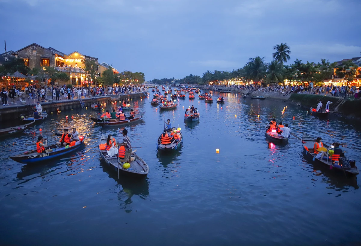 Thuyền du lịch chở khách thả hoa đăng trên sông Hoài phố cổ Hội An