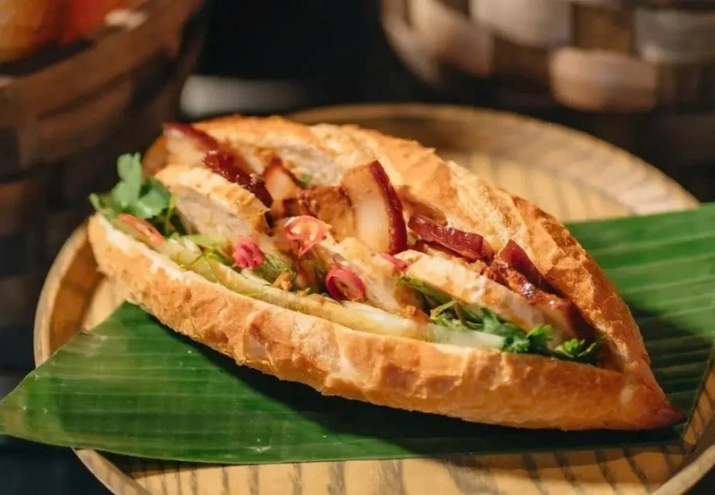 Bánh mì Hội An giòn rụm đầy ắp nhân thịt xíu pate thơm ngon