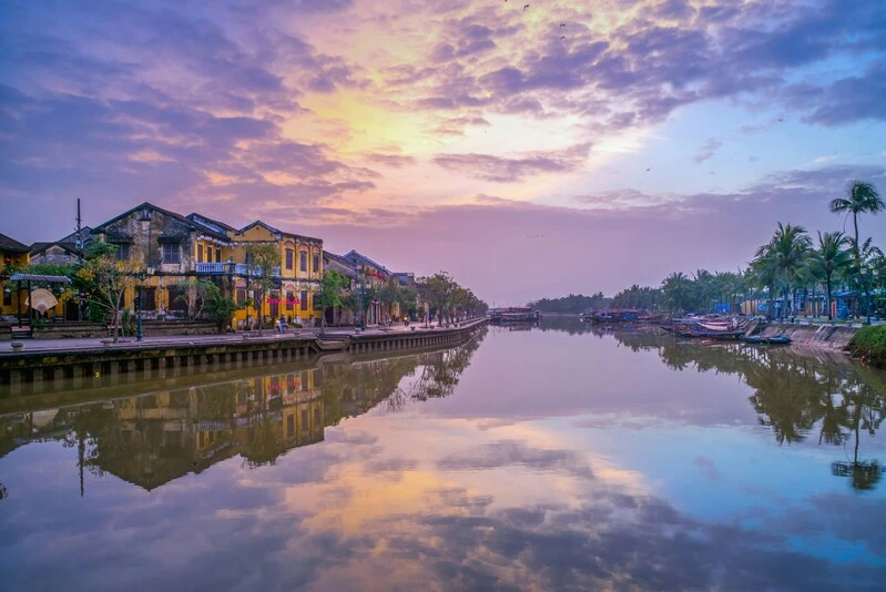 Hoàng hôn tím hồng bình yên trên sông Hoài phố cổ Hội An