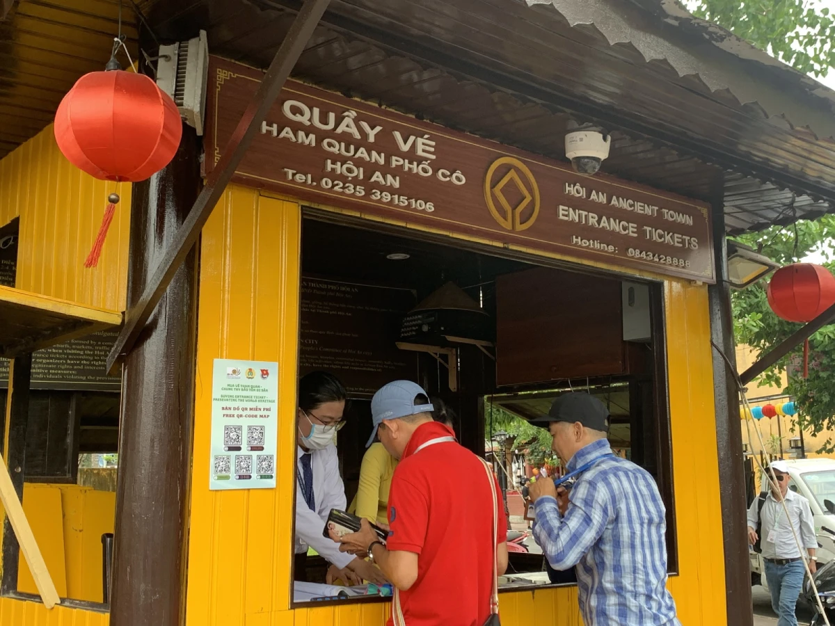 Quầy bán vé tham quan phố cổ Hội An lợp mái gỗ truyền thống